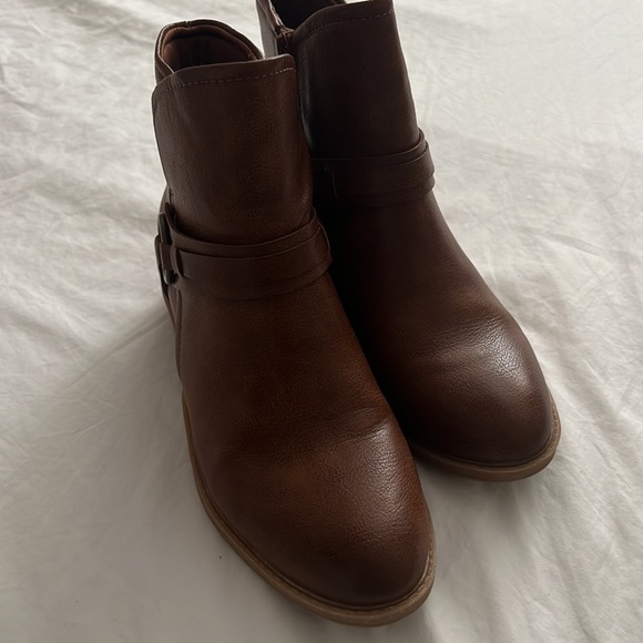 Bare traps like new booties, cognac color. Only worn a few times. - Picture 3 of 5